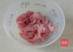西兰花莲藕炒肉片的做法图解1