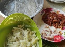 酸菜肉丝粉条汤的做法图解1