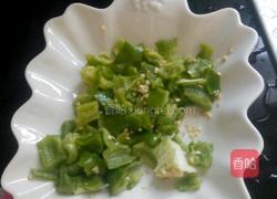 青椒炒香菇的做法图解1