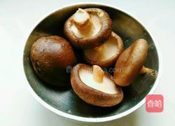 香菇炒西兰花的做法图解3