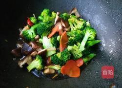 香菇炒西兰花的做法图解12