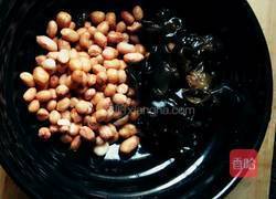 花生木耳炖鸡爪的做法图解6