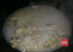 鱼汤宽粉面的做法图解2