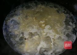 鱼汤宽粉面的做法图解1