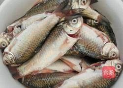 酥闷小鲫鱼的做法图解1