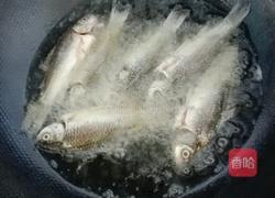 酥闷小鲫鱼的做法图解2
