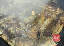 酥闷小鲫鱼的做法图解6