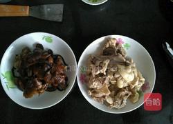 榛蘑炖鸡腿的做法图解5