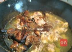榛蘑炖鸡腿的做法图解11