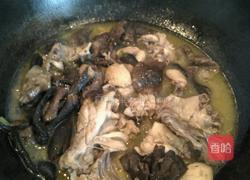 榛蘑炖鸡腿的做法图解13