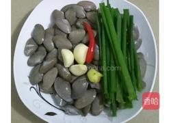 香葱炒花甲的做法图解1