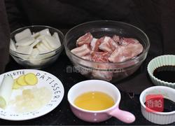 排骨烧年糕的做法图解1