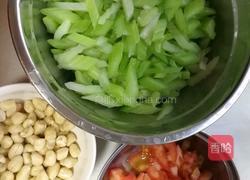 西芹花生的做法图解1