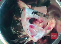 鱼头煲豆腐的做法图解1