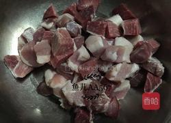 猪肉炖松伞蘑的做法图解3