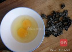 韭菜鸡蛋木耳饺子的做法图解2