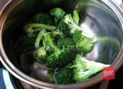 西兰花炒肉片的做法图解5