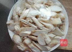 鸡腿菇烧腊肠的做法图解2