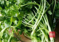 芹菜炒千张的做法图解1