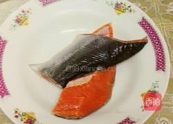 玉米配三文鱼的做法图解1