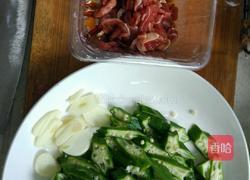秋葵炒肉的做法图解2