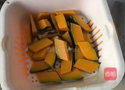 腊肉蒸南瓜的做法图解1