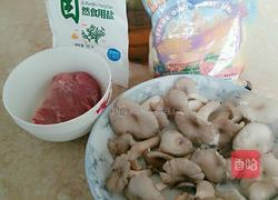 平菇瘦肉汤的做法图解1