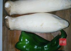 杏鲍菇青椒肉片的做法图解1