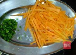 胡萝卜炒脊梁肉的做法图解2