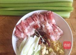 五花肉炒芹菜的做法图解1