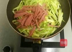 西葫芦炒香肠的做法图解4