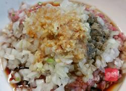 洋葱牛肉馅饼的做法图解2