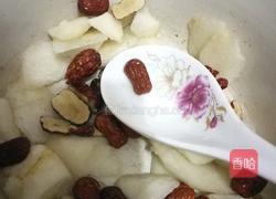 红枣雪梨银耳汤的做法图解1