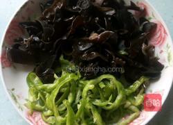 洋葱木耳炒双蛋的做法图解2