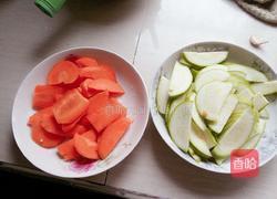 胡萝卜炒笋瓜的做法图解1