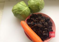 胡萝卜木耳炒圆白菜的做法图解1