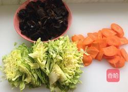 胡萝卜木耳炒圆白菜的做法图解2