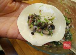 月牙饺子包法的做法图解2