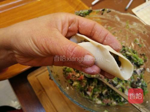 轻压,使之贴合,此刻无需压太紧,定型即可。