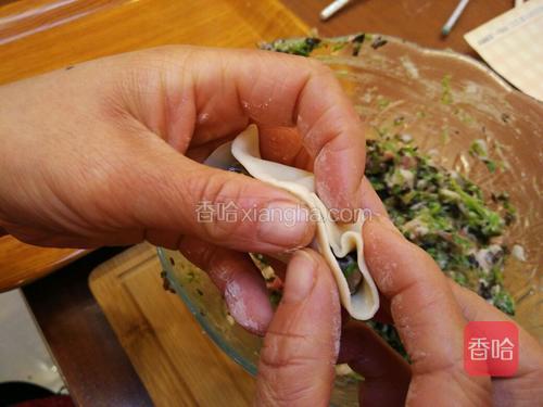 接着做第二个褶子,轻压贴合。