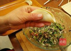 柳叶饺子的包法的做法图解3