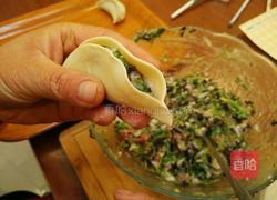 柳叶饺子的包法的做法图解4