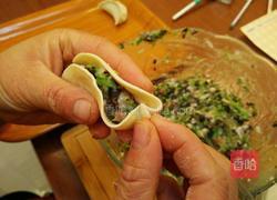 柳叶饺子的包法的做法图解5