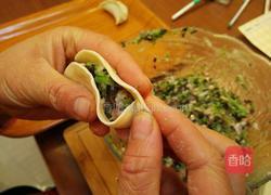 柳叶饺子的包法的做法图解7