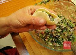 柳叶饺子的包法的做法图解8