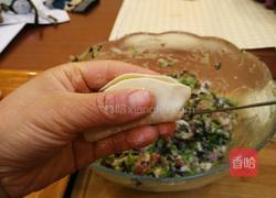 柳叶饺子的包法的做法图解11