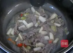 Illustration of how to make stir-fried beef with soaked lotus root 4