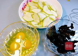 西葫芦木耳炒鸡蛋的做法图解1