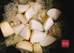 莲子百合雪梨汤的做法图解3