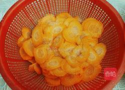 胡萝卜炒青蒜的做法图解1